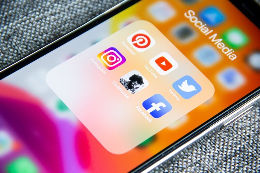 Social media apps on a smartphone for Facebook troubleshooting
